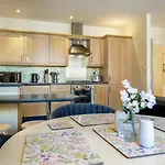 Pass The Keys Stunning 2Br Apt With Balcony Next To Queens Uni