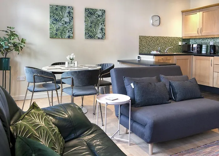 Pass The Keys Stunning 2Br Apt With Balcony Next To Queens Uni
