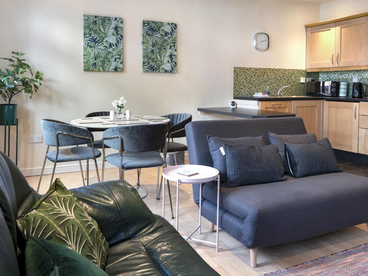 Pass The Keys Stunning 2br With Balcony Next To Queens Uni Apartment