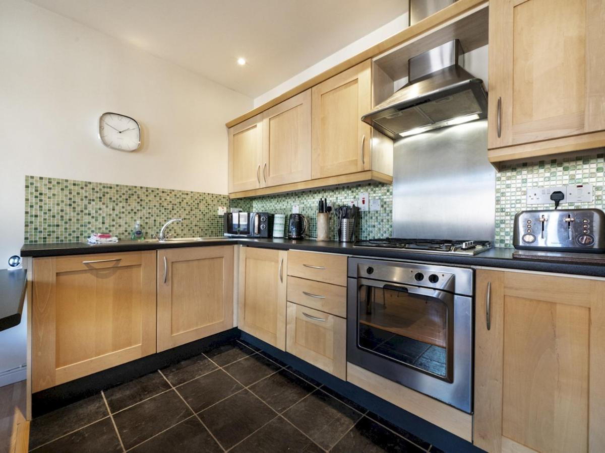 Pass The Keys Stunning 2br With Balcony Next To Queens Uni Apartment