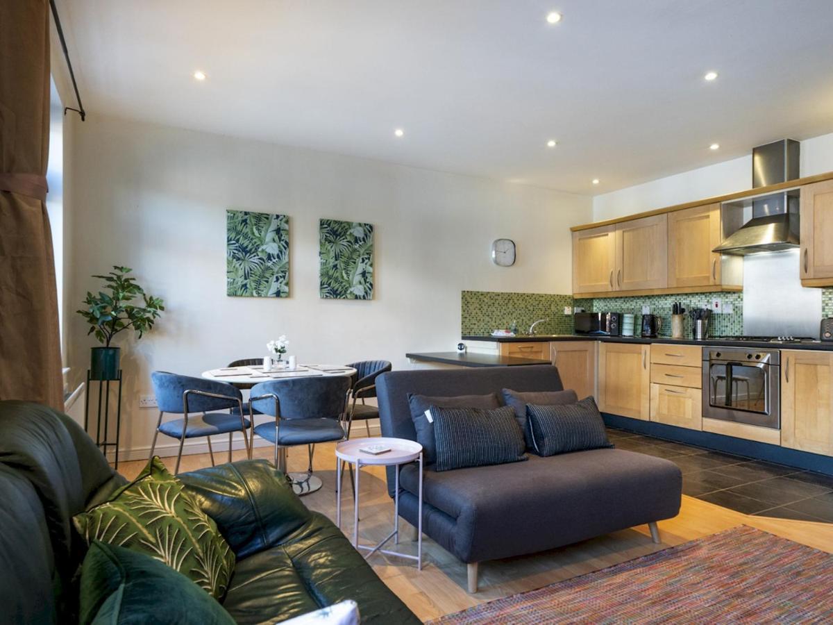 Pass The Keys Stunning 2br With Balcony Next To Queens Uni Belfast