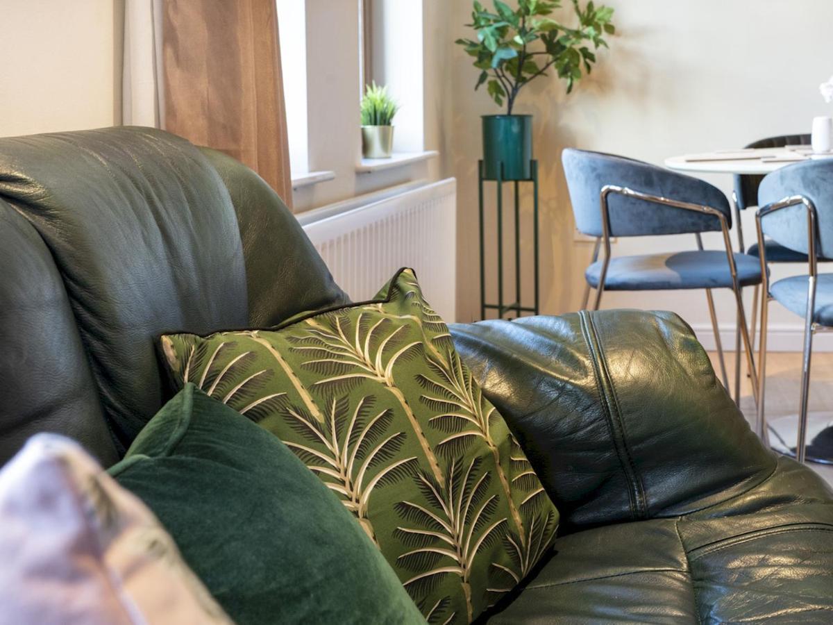 Apartment Pass The Keys Stunning 2br With Balcony Next To Queens Uni