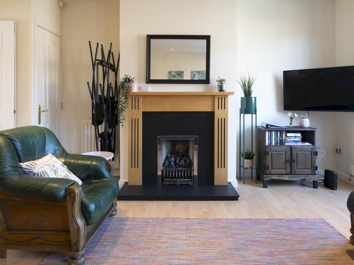 Pass The Keys Stunning 2br With Balcony Next To Queens Uni Apartment