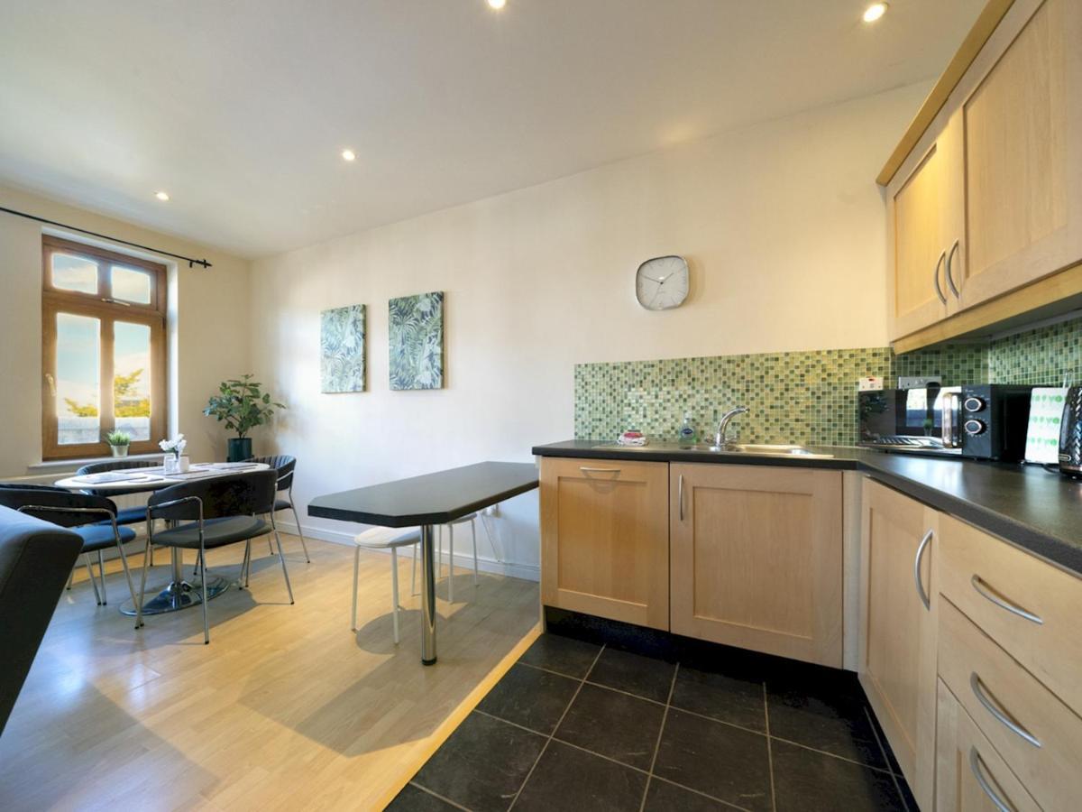 Pass The Keys Stunning 2br With Balcony Next To Queens Uni Apartment